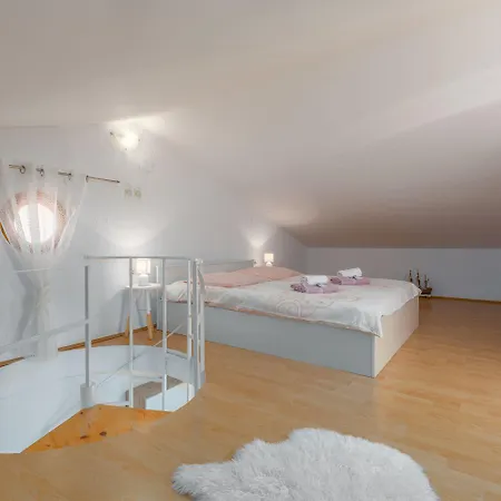 Apartment Besonderes Mit Eigener Galerie Im Dachgeschoss - Nur Wenige Minuten Zum Porec