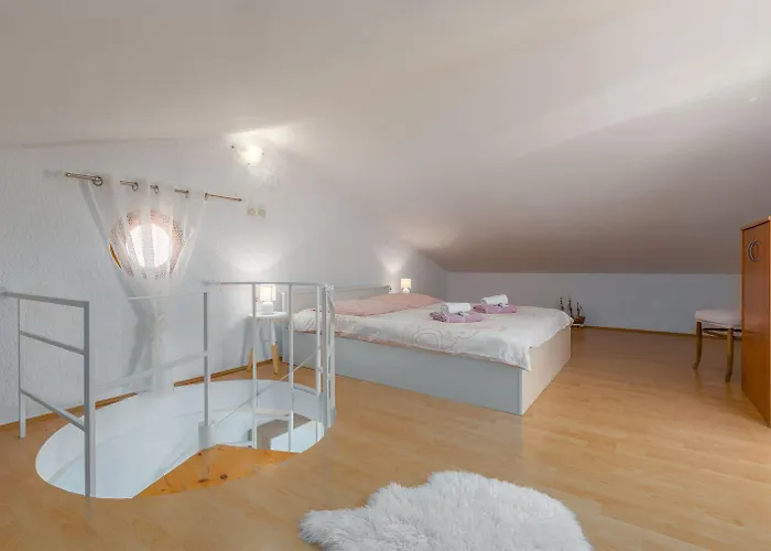 아파트 Besonderes Mit Eigener Galerie Im Dachgeschoss - Nur Wenige Minuten Zum 포레치